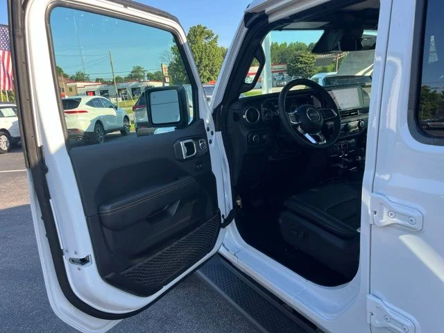 New 2026 Bright White Clear-Coat Exterior Paint Jeep Sahara image 4