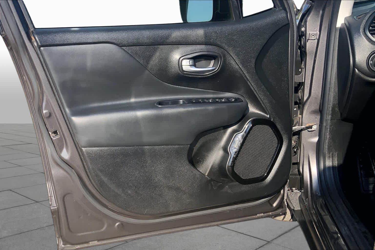 Used 2018 Granite Crystal Metallic Clearcoat Jeep Altitude image 22