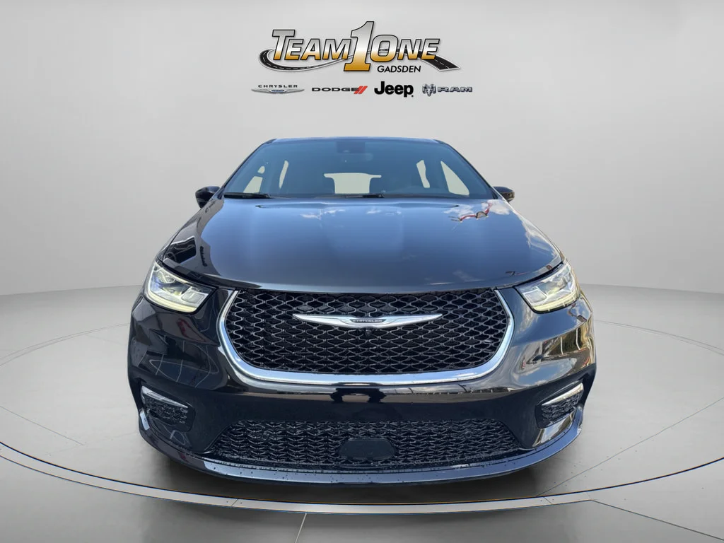 New 2026 Diamond Black Crystal Pearl-Coat Exterior Paint Chrysler Limited image 4