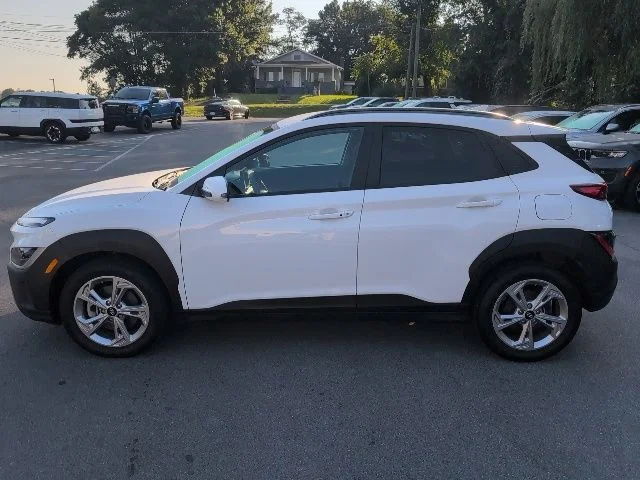 Used 2023 White Hyundai SEL image 4
