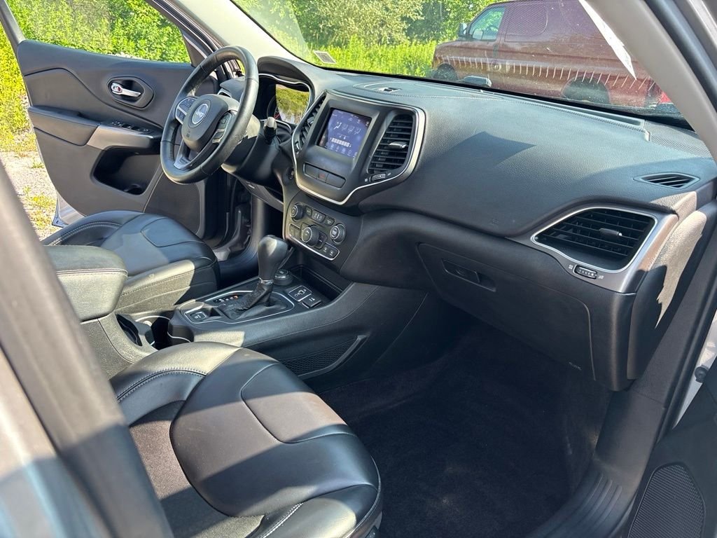 Used 2019 Silver Jeep Latitude Plus image 23