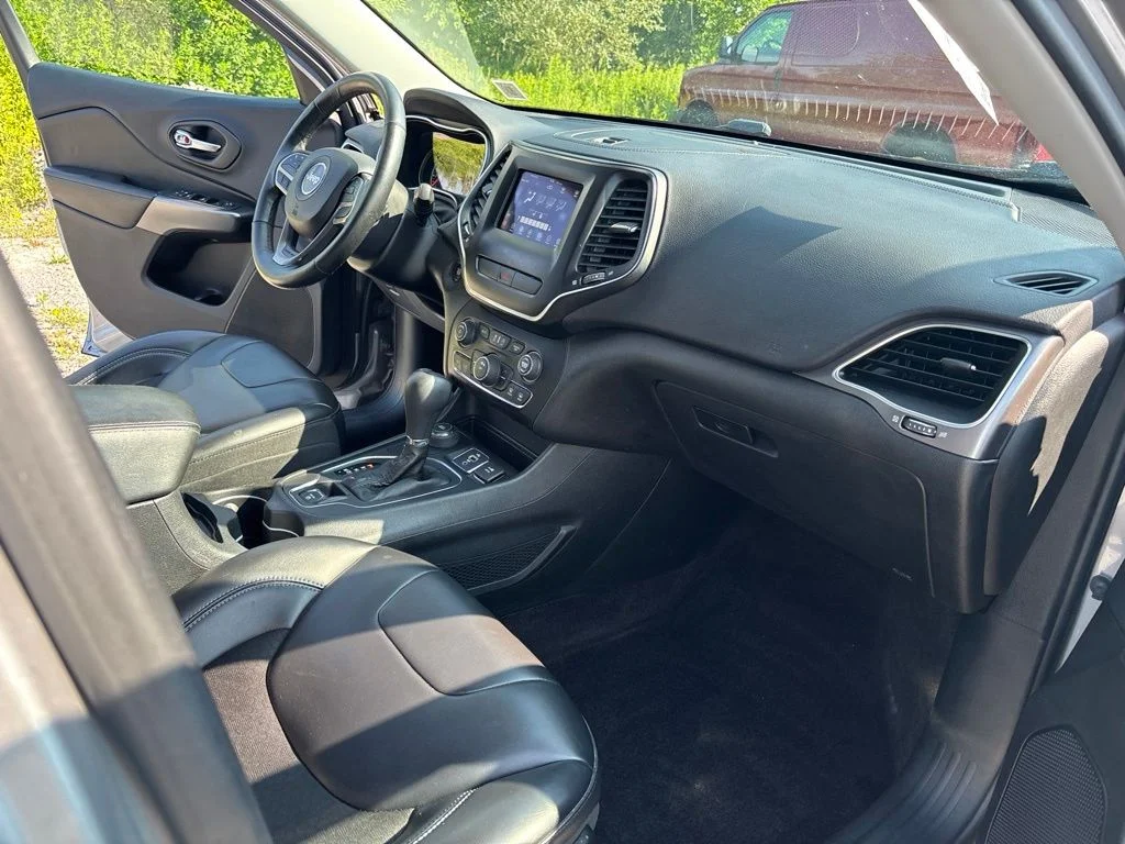 Used 2019 Silver Jeep Latitude Plus image 23