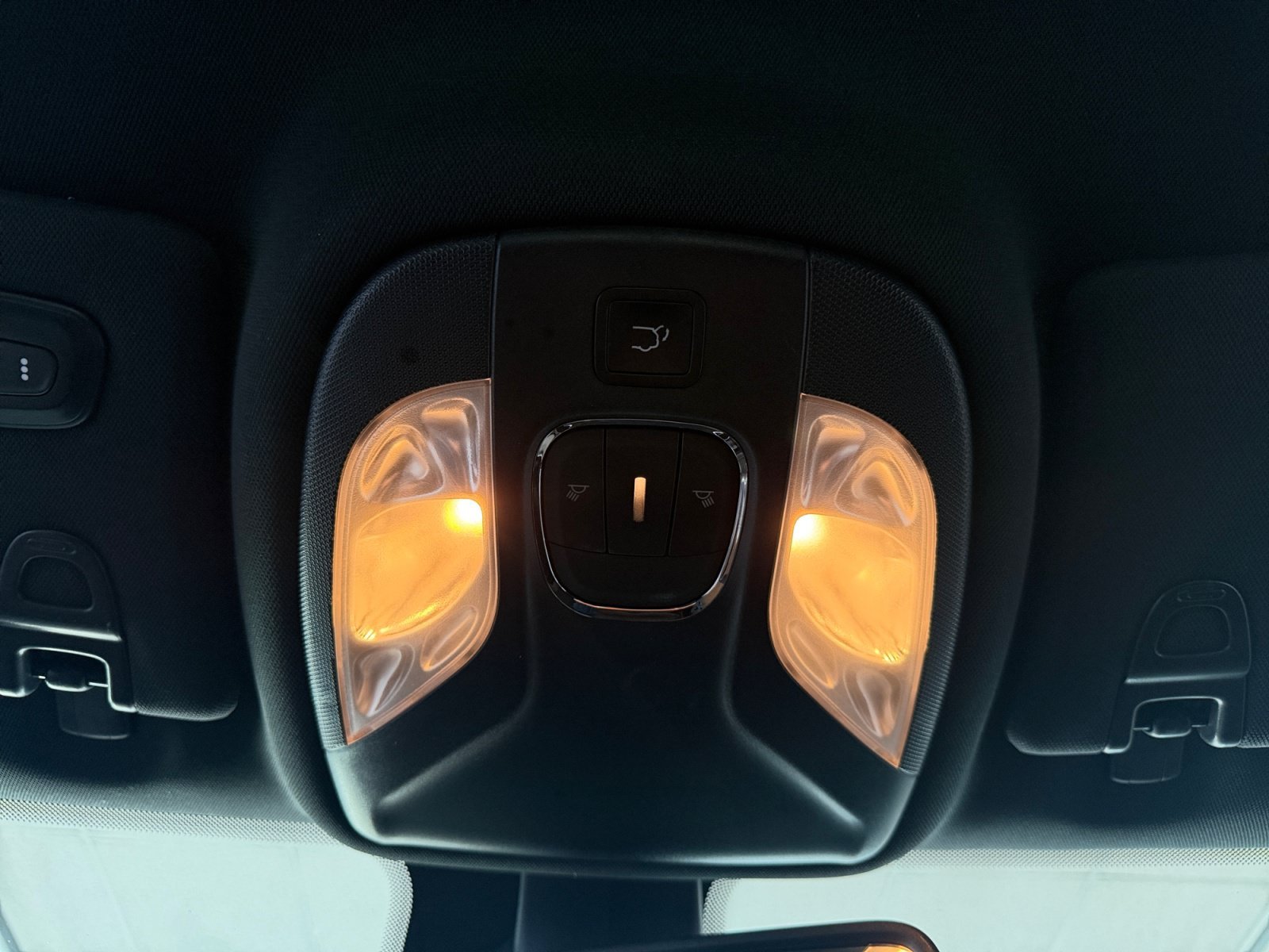 Used 2023 Diamond Black Crystal Pearlcoat Jeep Latitude image 27