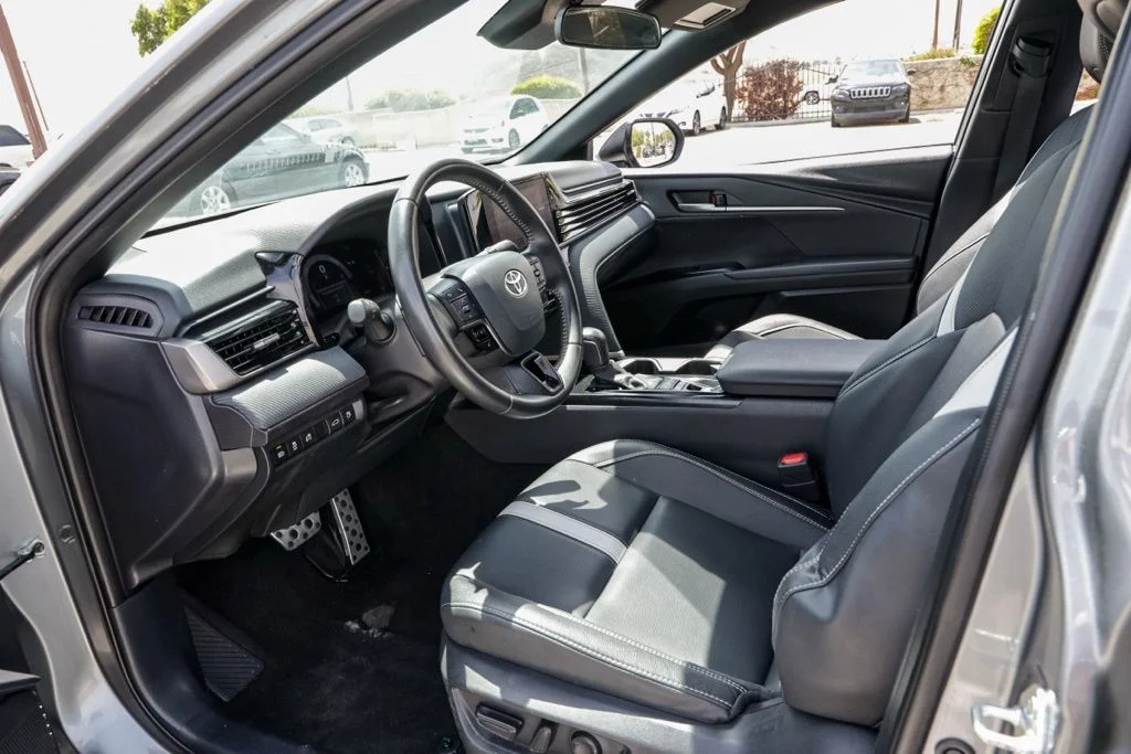 Used 2025  Toyota SE image 15