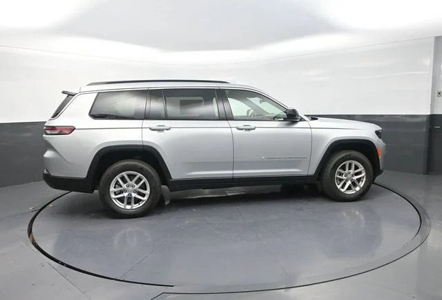 Used 2025 Silver Jeep Laredo image 10