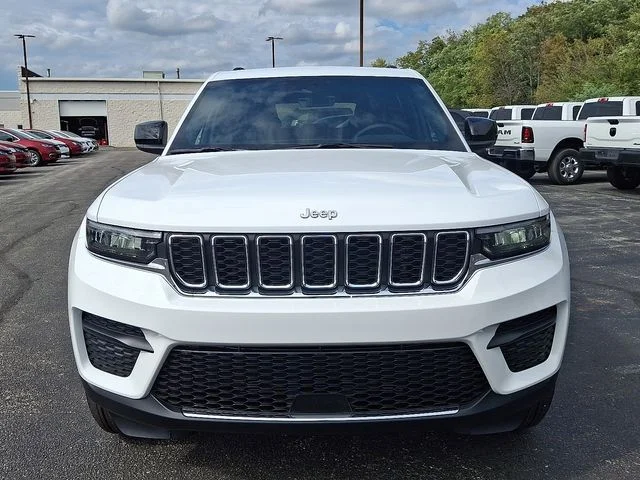 New 2025 White/off-white Jeep Laredo image 2