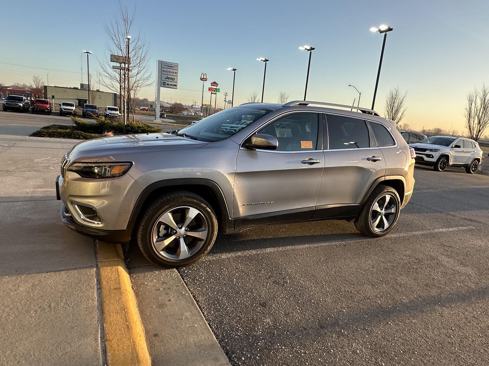 Used 2021 Jeep Cherokee Limited with VIN 1C4PJMDX8MD217062 for sale in Kansas City