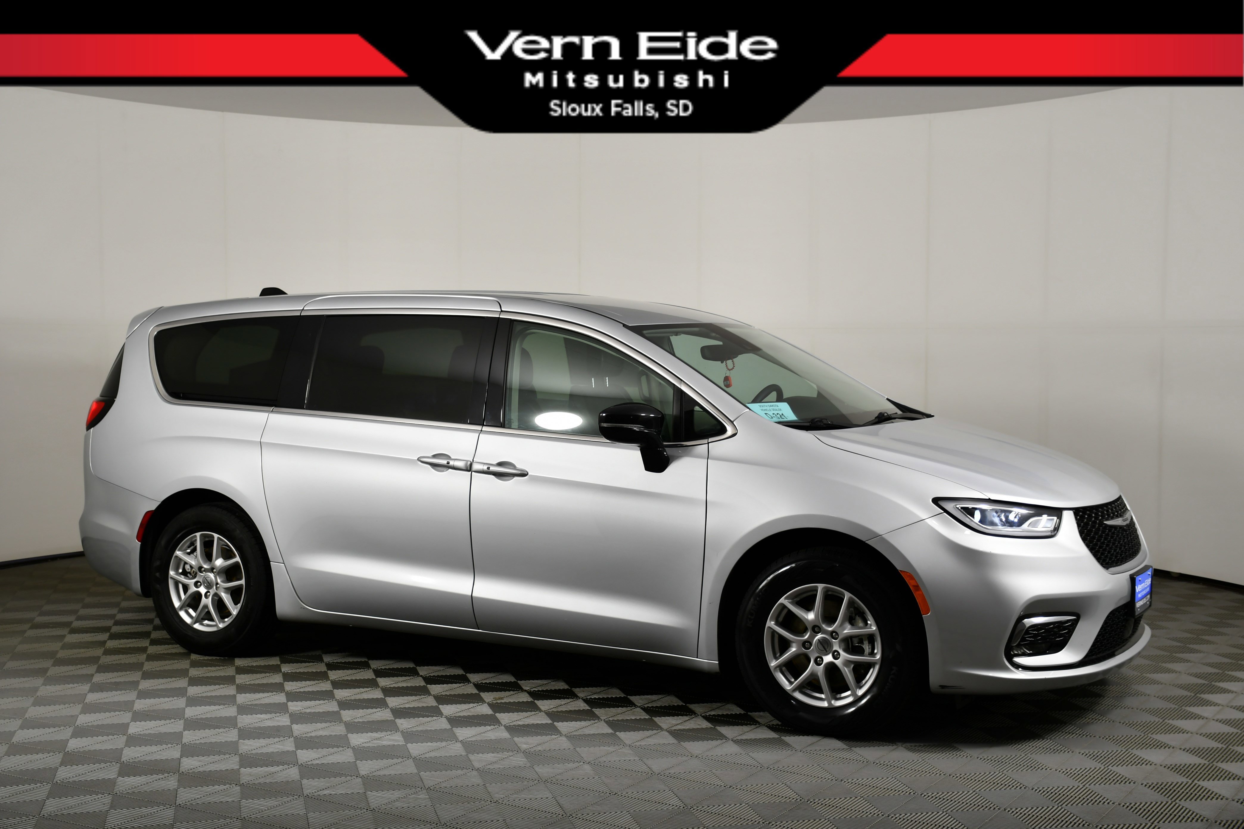 2024 Chrysler Pacifica Touring L's photo