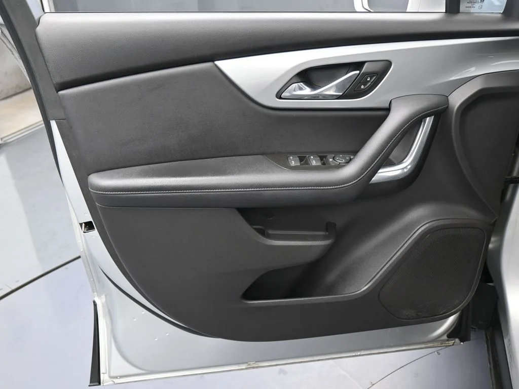 Used 2019 Silver Ice Metallic Chevrolet L image 12