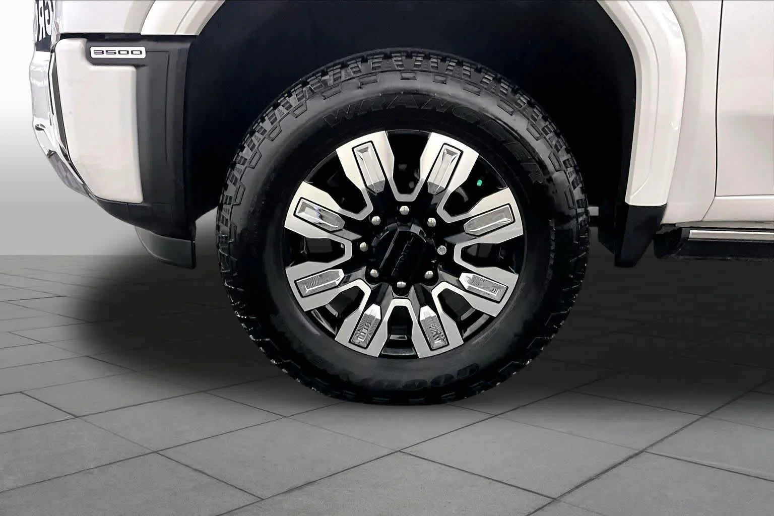 Used 2024 White Frost Tricoat GMC Denali image 11