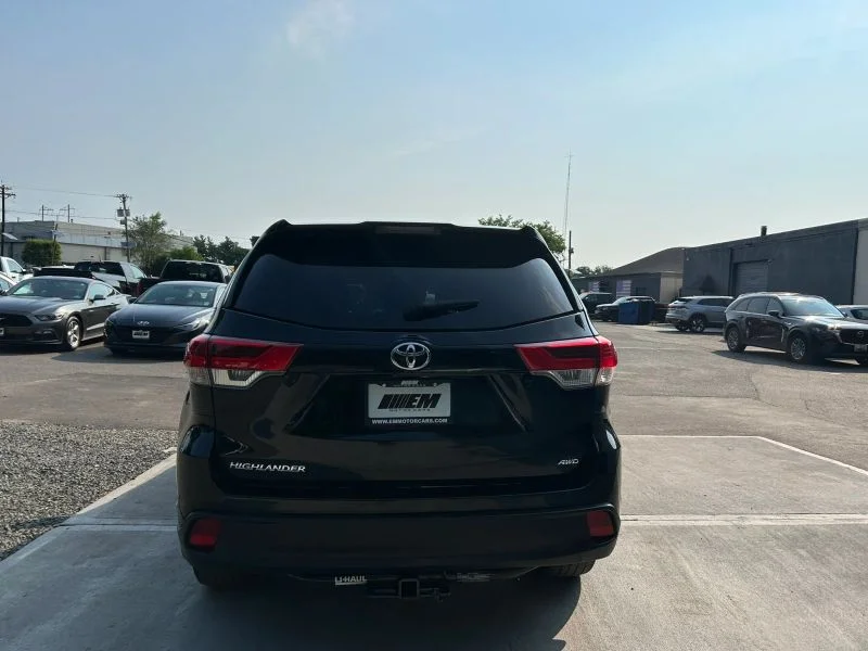 Used 2018 Black Toyota LE Sport Utility 4D image 31