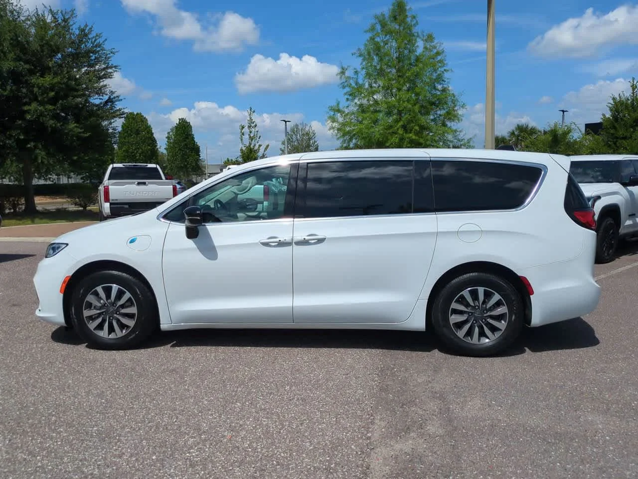 Used 2024 Bright White Clearcoat Chrysler Hybrid Select image 3