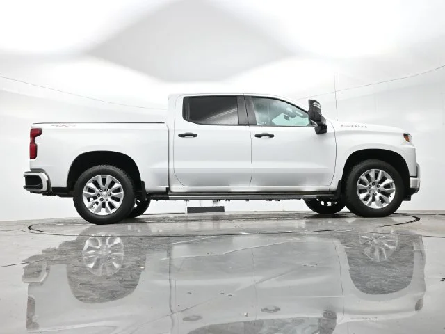 Used 2021 SUMMIT WHITE Chevrolet Custom image 16