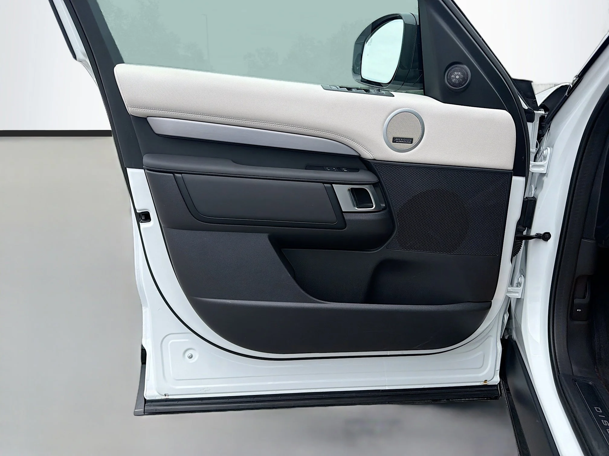 Certified Used 2025 Fuji White Land Rover Dynamic SE image 23