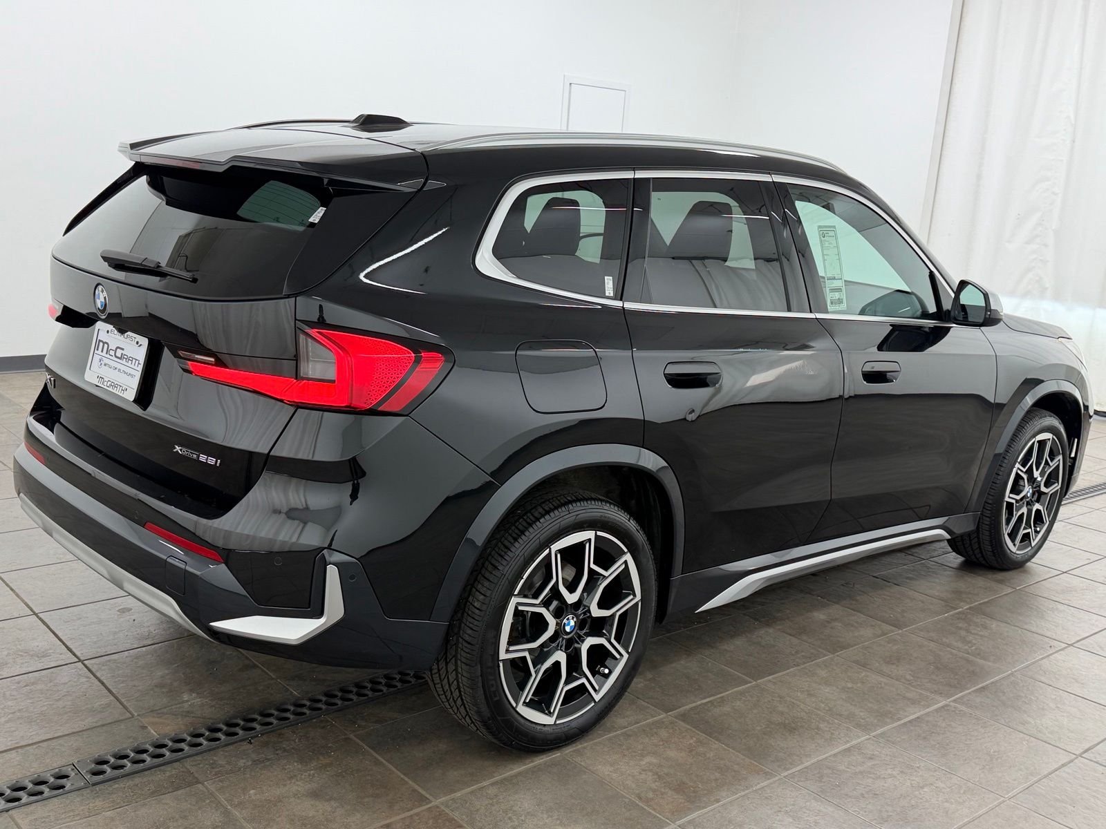 Used 2023 Black Sapphire Metallic BMW xDrive28i image 5