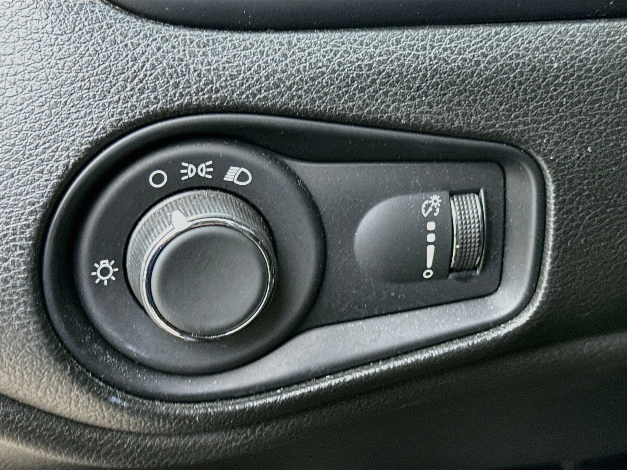 Used 2023 Black Clearcoat Jeep Latitude image 11