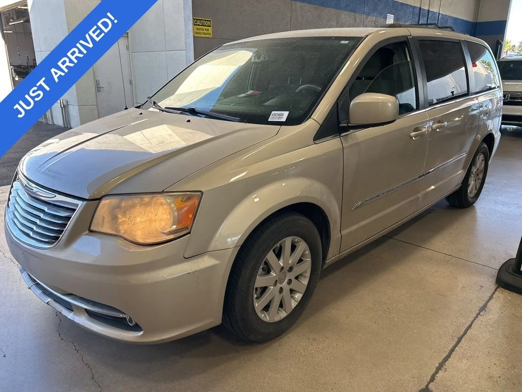 2014 Chrysler Town & Country Touring's photo