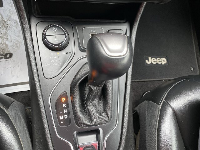 Used 2019 White Jeep Latitude Plus 4x4 image 20