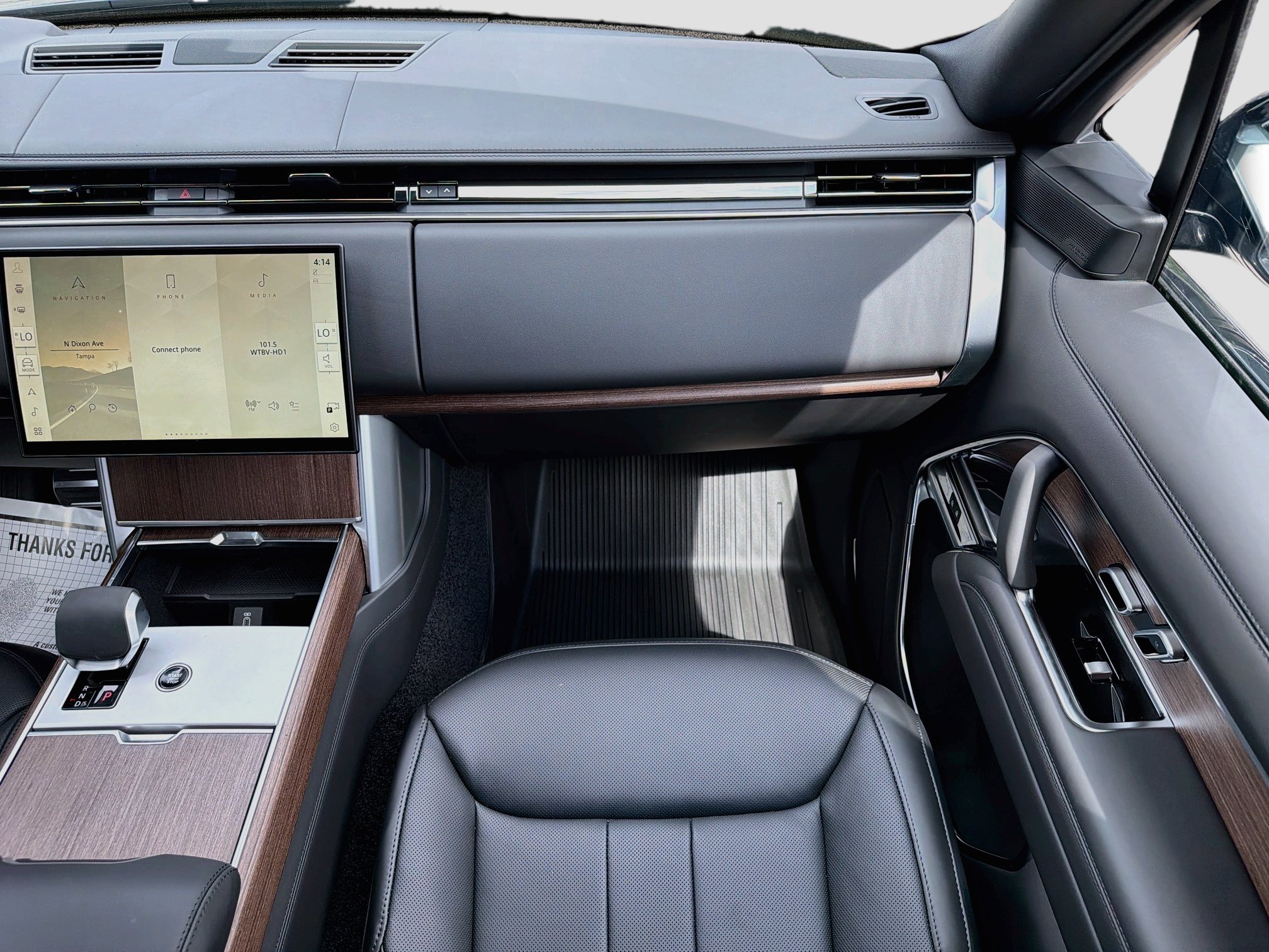 New 2026 Santorini Black Land Rover SE image 19