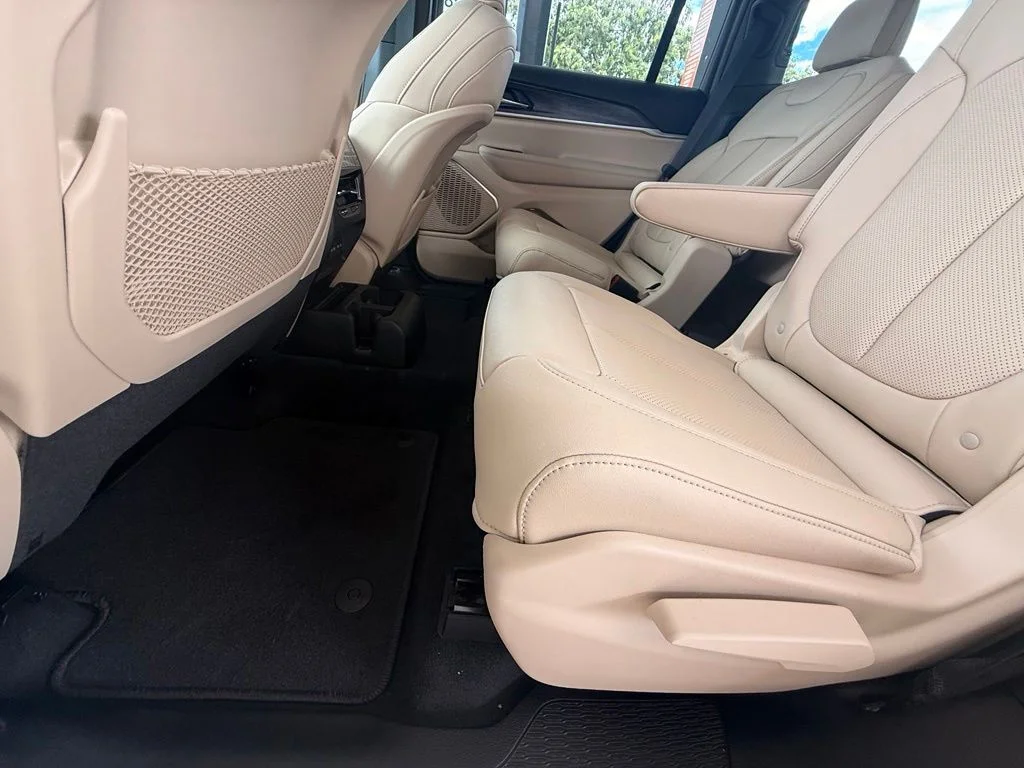 New 2026 Bright White Clear-Coat Exterior Paint Jeep Limited image 31