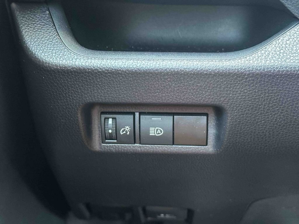 2025 Toyota RAV4 XLE - Photo 34