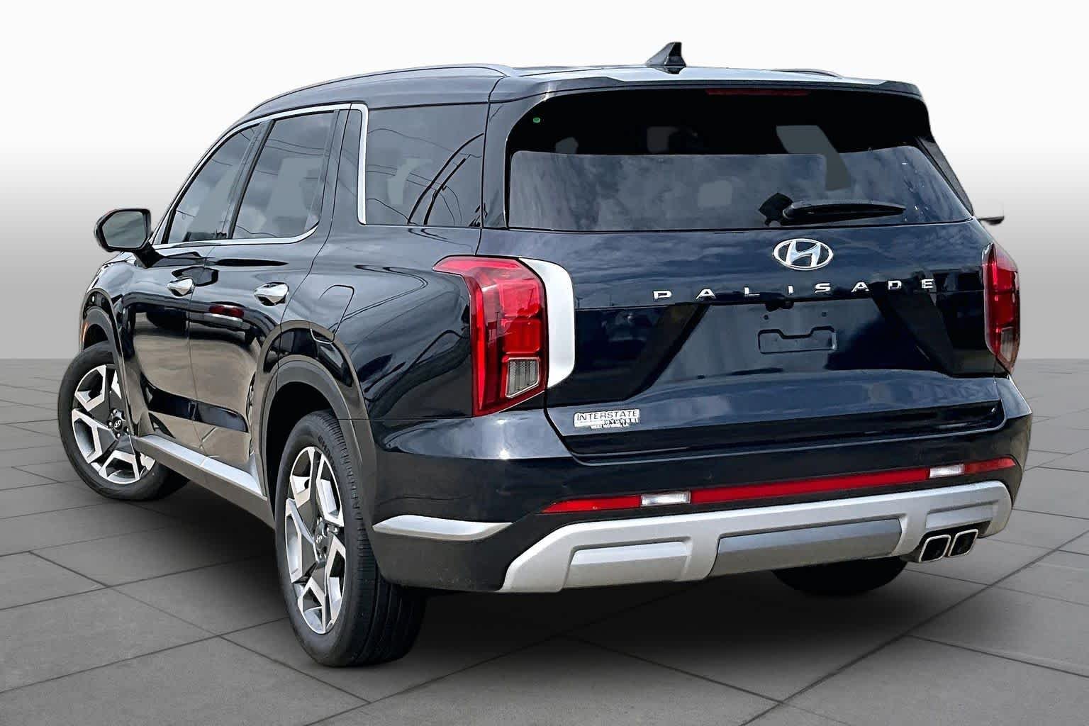 Used 2024 Moonlight Cloud Hyundai SEL 8P image 11