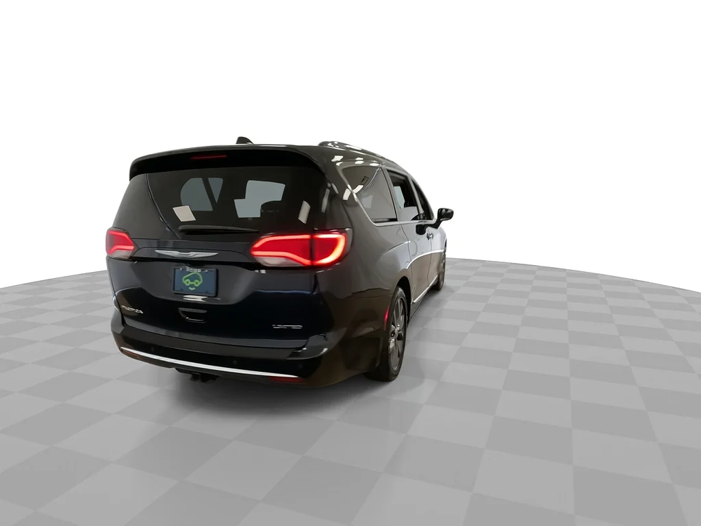 Used 2019 Brilliant Black Crystal Pearl Coat Chrysler Limited image 9