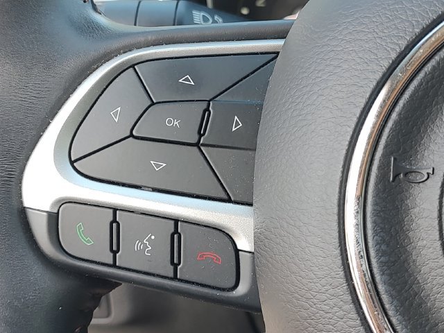 Used 2018 White Jeep Latitude image 21