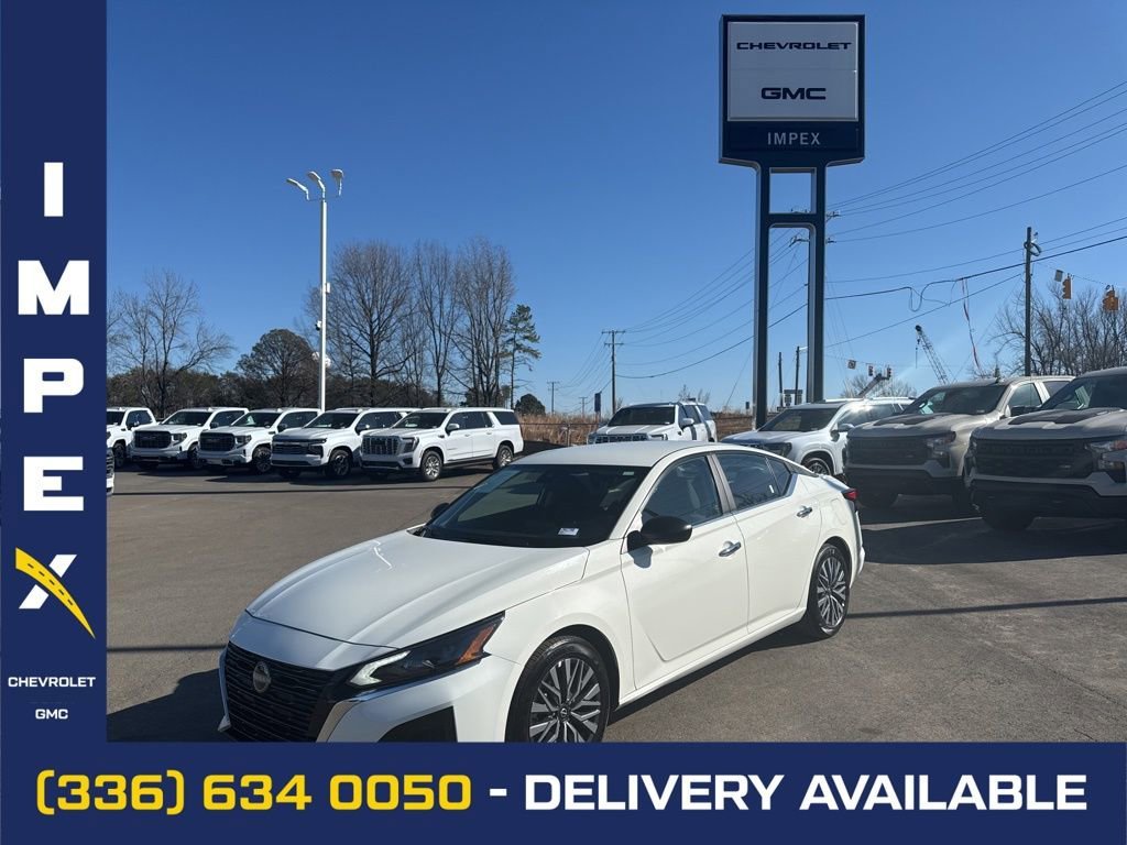 White 2025 Nissan Altima 2.5 SV FWD Sedan Front-Wheel Drive