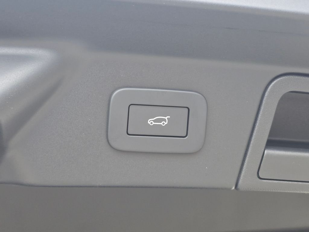 New 2026 Ostuni Pearl White LAND ROVER P250 Base image 13