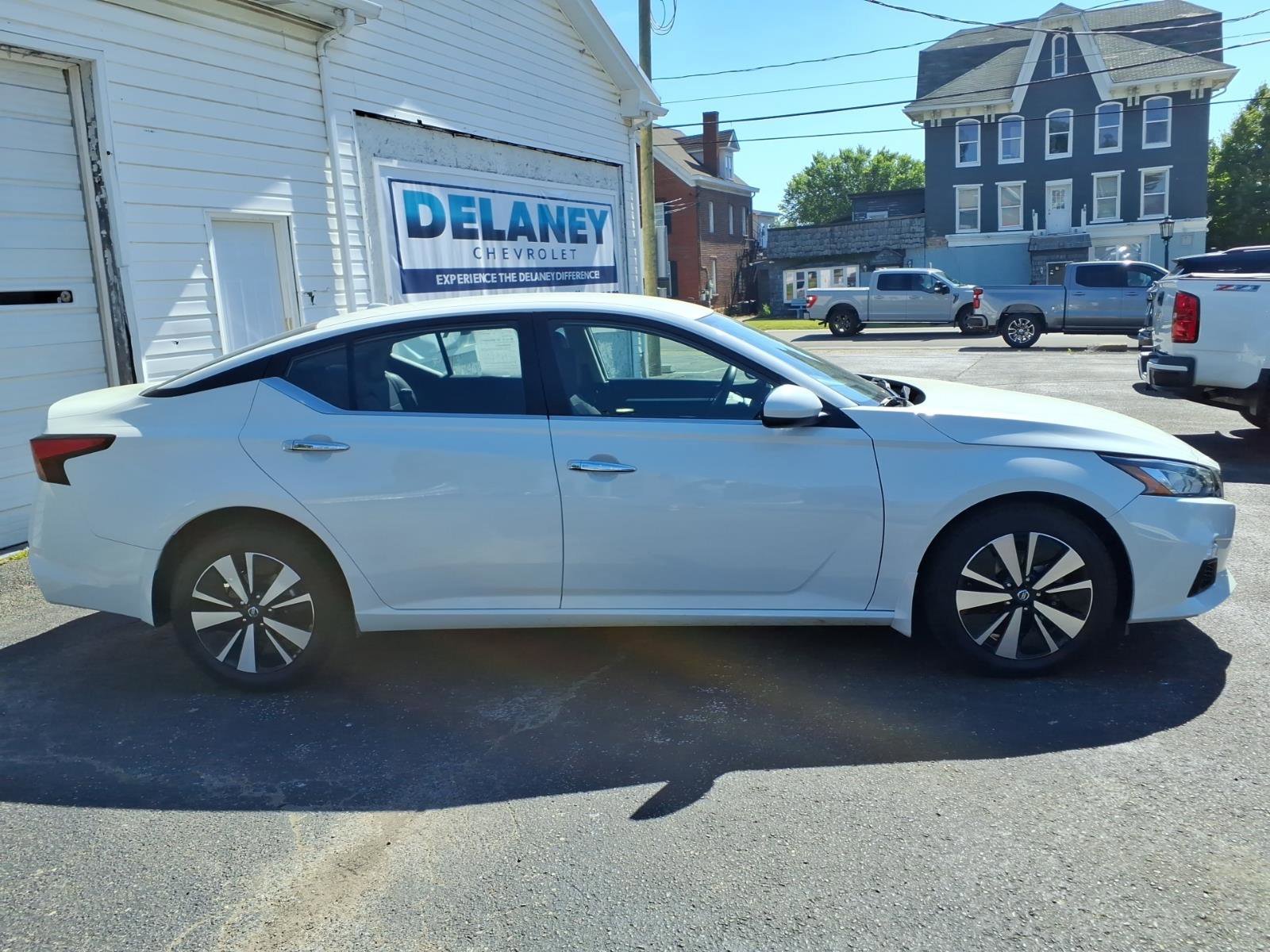 Used 2021 Pearl White Tricoat Nissan 2.5 SV image 4