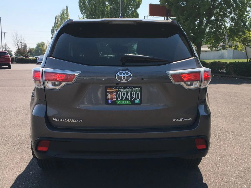 Used 2016 Gray Toyota XLE V6 image 5