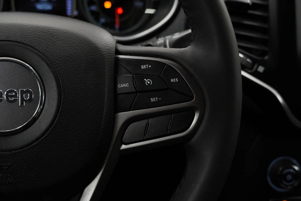 Used 2021 Red Jeep Latitude Lux image 33
