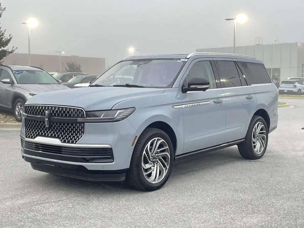 Used 2025 Gray Mist Metallic Tri-Coat Lincoln Reserve image 27