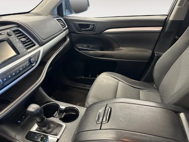 Used 2017 Silver Toyota LE image 11