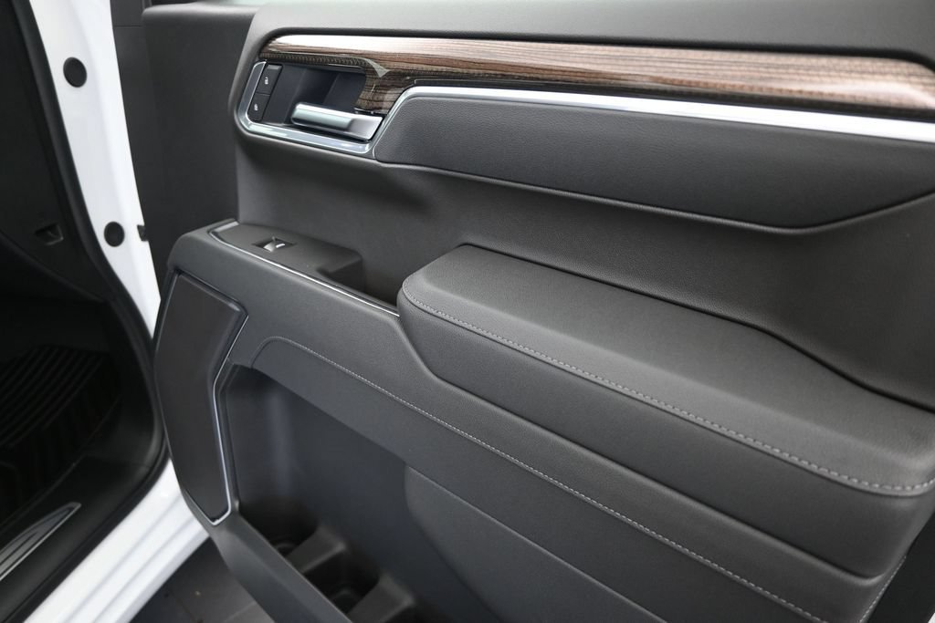 New 2026 Summit White Chevrolet LT (2FL) image 23