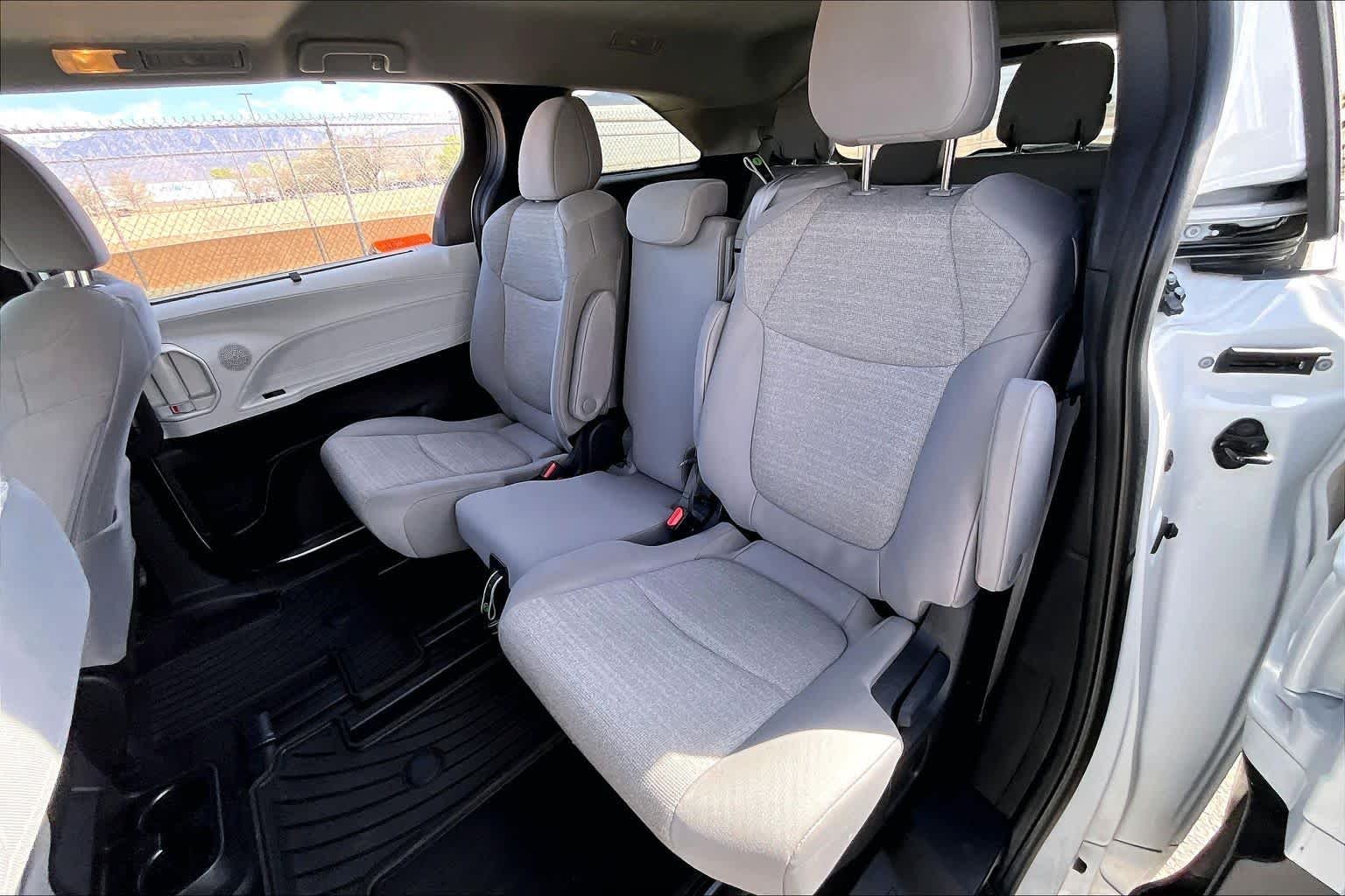 2025 Toyota Sienna LE - Photo 18