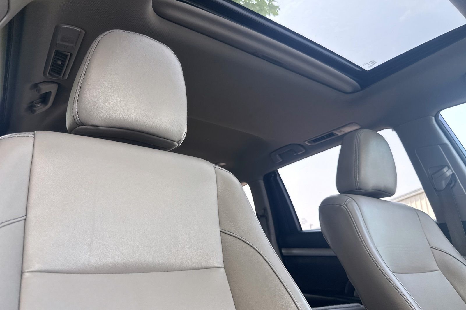 Used 2018 White Toyota XLE image 17