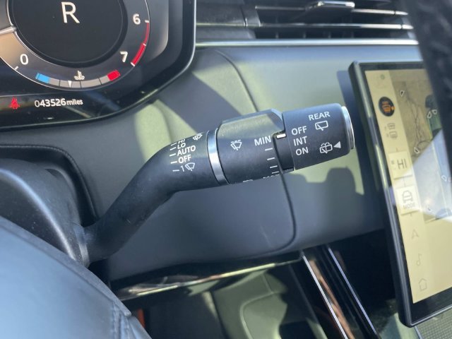 Used 2025 Silver Land Rover SE image 35