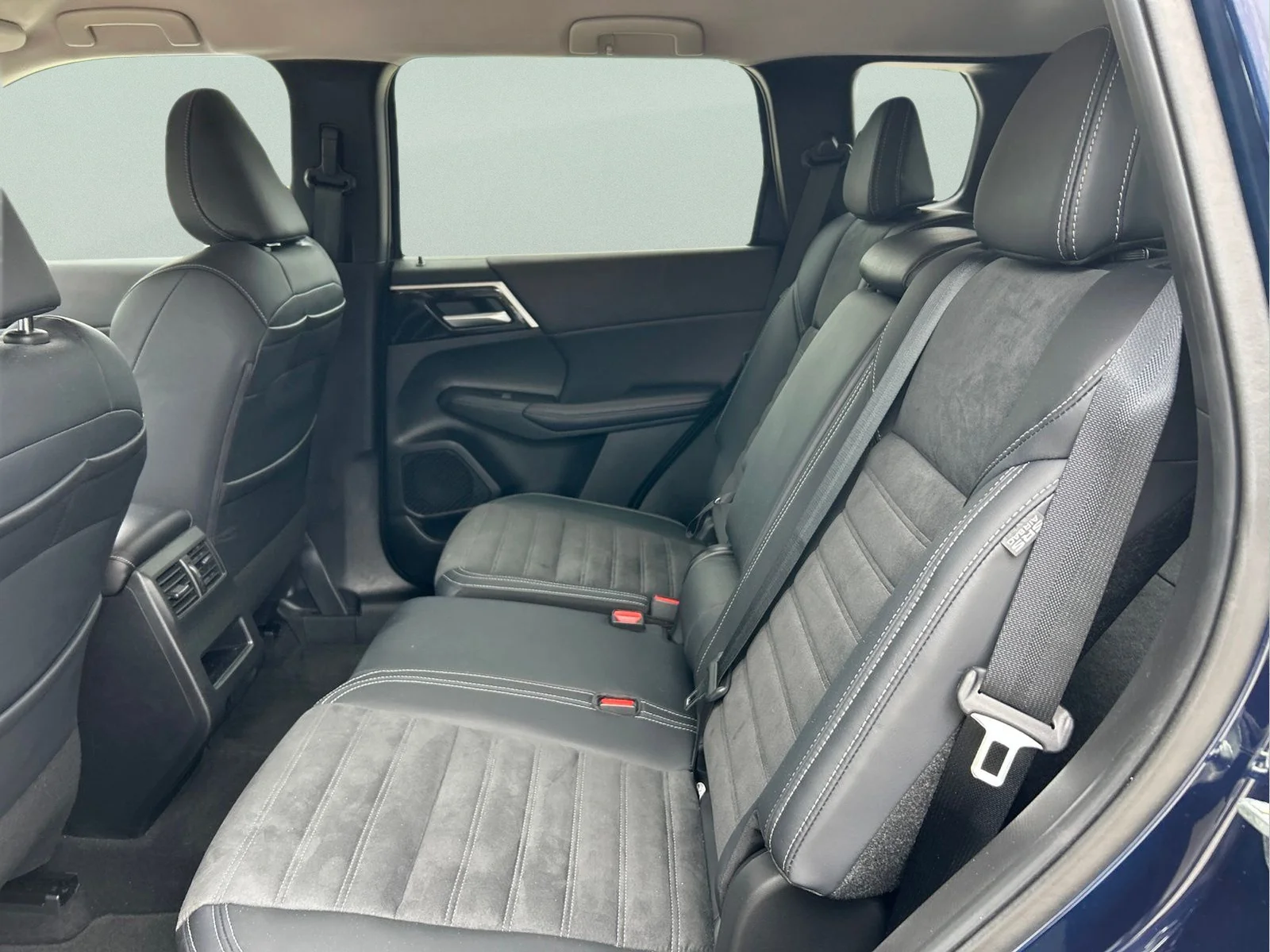 Used 2024 Cosmic Blue Metallic Mitsubishi SE image 11