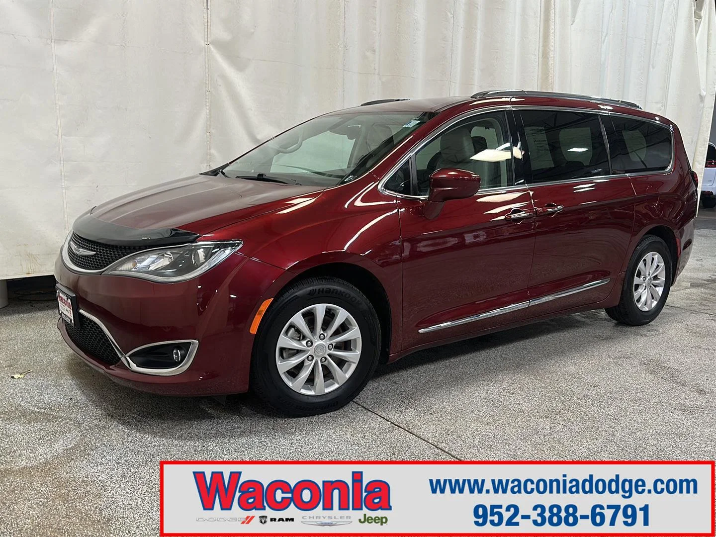 Used 2019 Velvet Red Pearlcoat Chrysler Touring L image 1