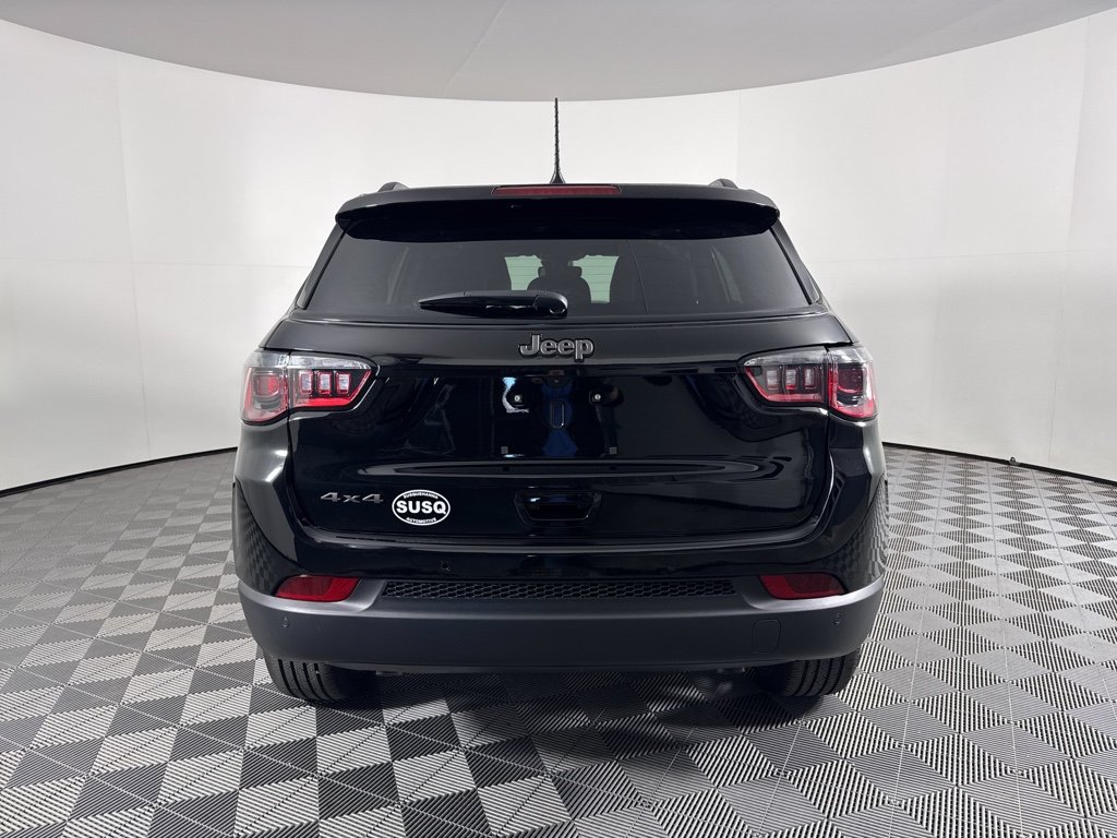 New 2026 Diamond Black Crystal Pearl-Coat Exterior Paint Jeep Limited Altitude image 12