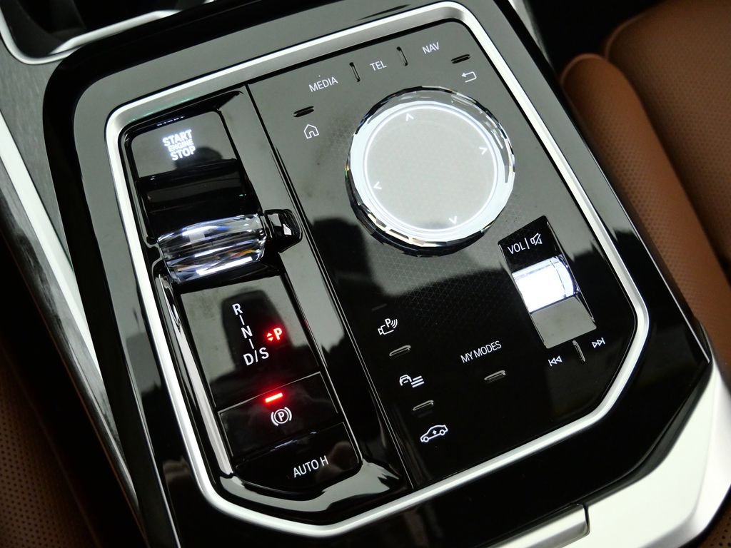 2025 BMW 7 Series 750e - Photo 48