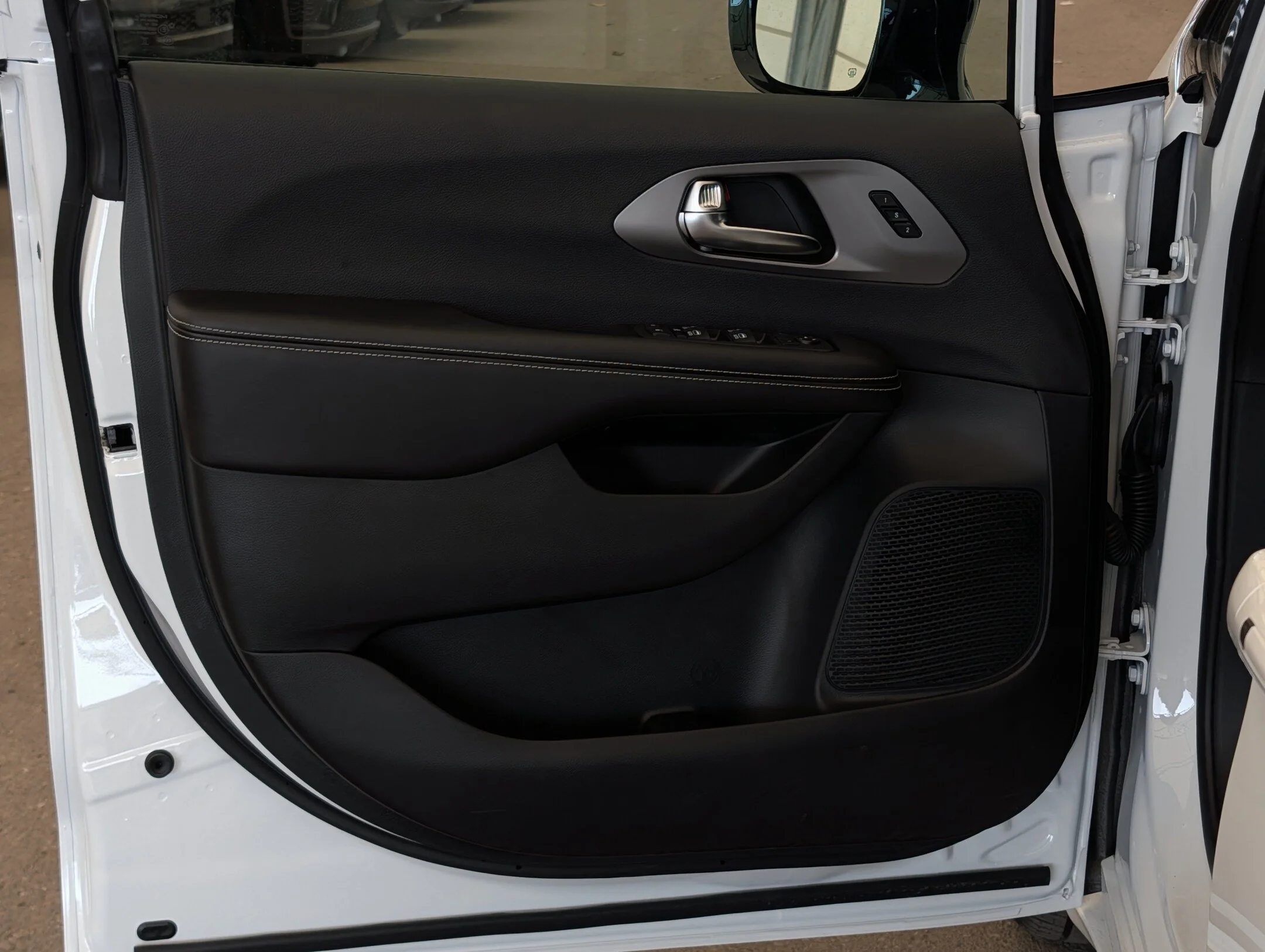 New 2027 White Chrysler Select - - AWD - Adaptive Cruise Control - Blind Spot Monitor & More! image 12