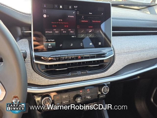 Used 2024  Jeep Latitude image 21