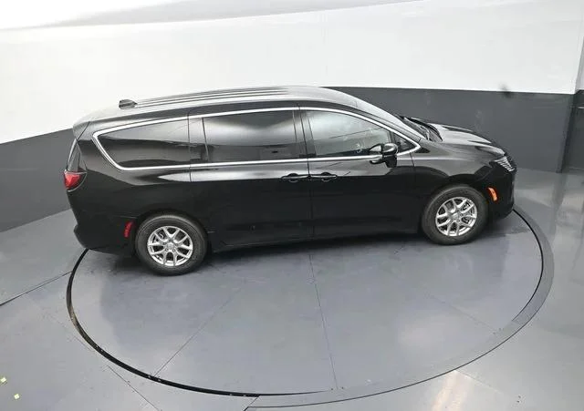 New 2027 Diamond Black Crystal Pearl-Coat Exterior Paint Chrysler Select image 18