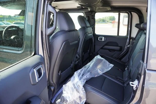 New 2026 Granite Crystal Metallic Clearcoat Jeep Sahara image 11