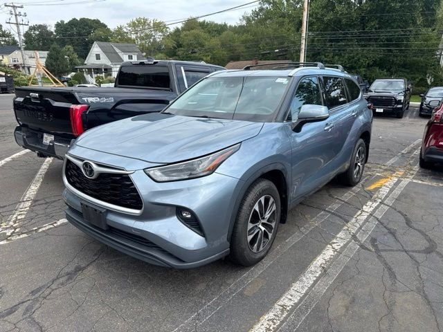 Used 2022  Toyota XLE image 1