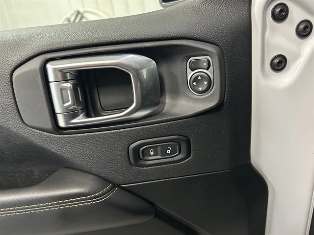 Used 2025 WHITE JEEP Backcountry image 21