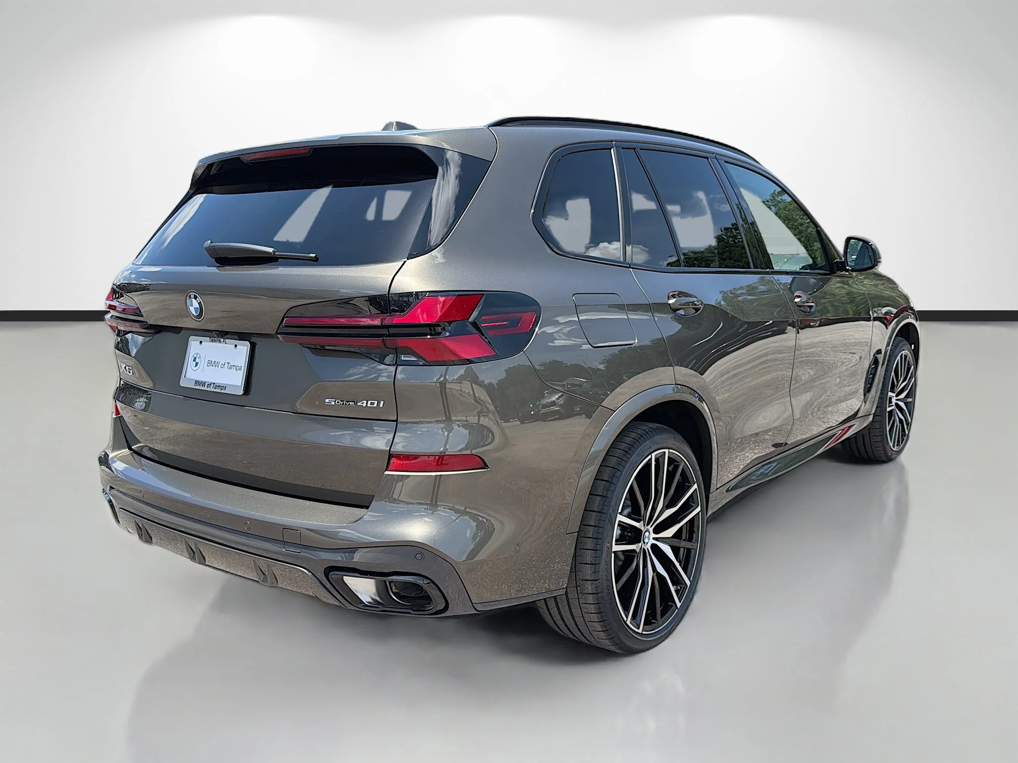 New 2026 Manhattan Green Metallic BMW sDrive40i image 3